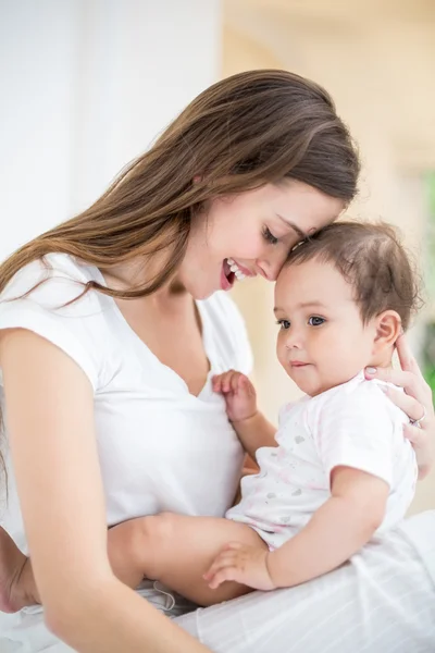 Mãe sorridente com bebê — Fotografia de Stock