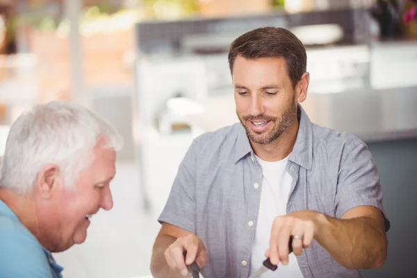 Man with father at home — Stock Photo, Image