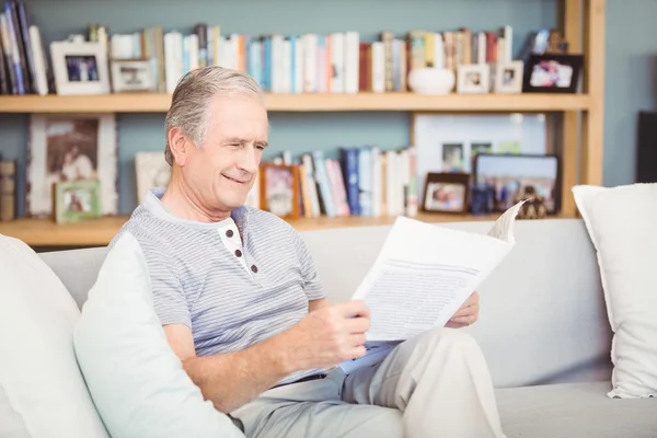 Idősebb férfi újságot olvas — Stock Fotó