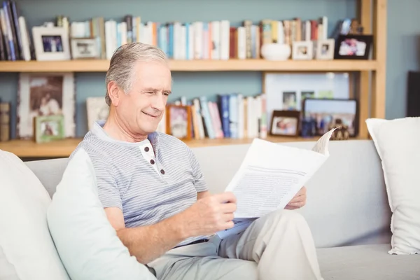 Senior man reading newspaper — Stock Photo, Image