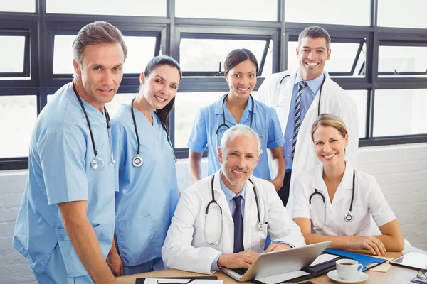 Porträtt av medicinska team i konferensrum — Stockfoto