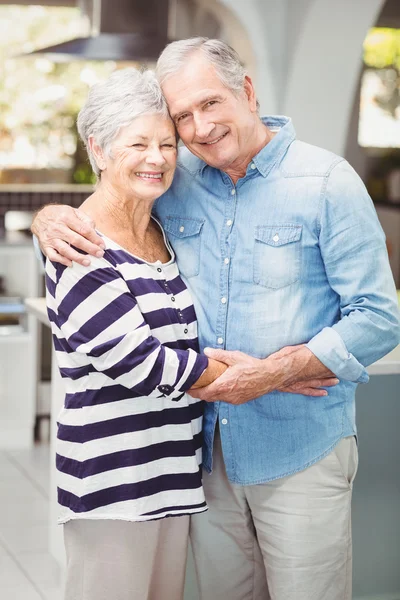 Porträtt av lyckliga äldre par omfattar — Stockfoto