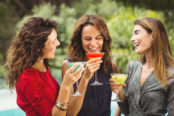 Przyjaciele się śmiać podczas picia koktajli — Zdjęcie stockowe