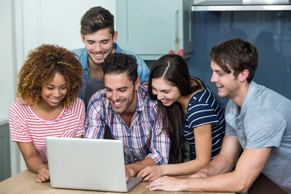 Vrienden op zoek in laptop op tafel Rechtenvrije Stockfoto's