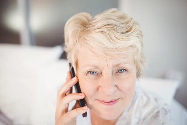 Mujer mayor hablando por teléfono — Foto de Stock
