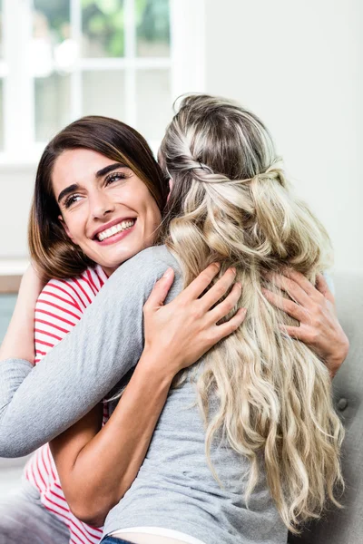 Vrouw knuffelen vrouwelijke vriend — Stockfoto