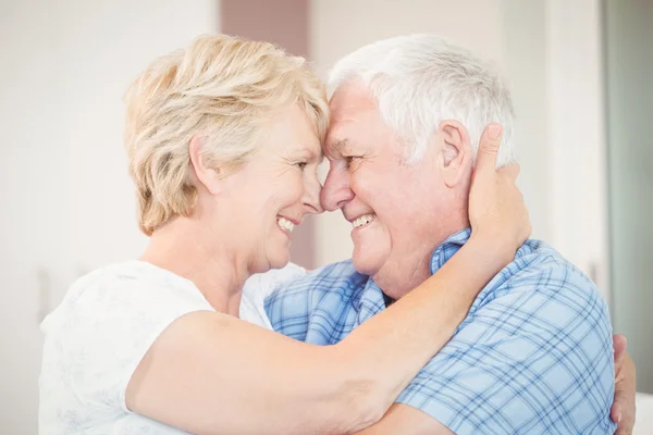 Nahaufnahme eines glücklichen Senioren-Paares, das sich umarmt — Stockfoto