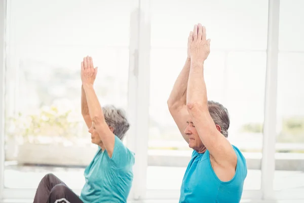 Yaşlı çift yoga yapıyor. — Stok fotoğraf