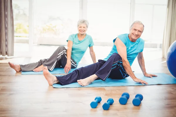 Üst düzey çift yoga yaparken gülümseyen portresi — Stok fotoğraf