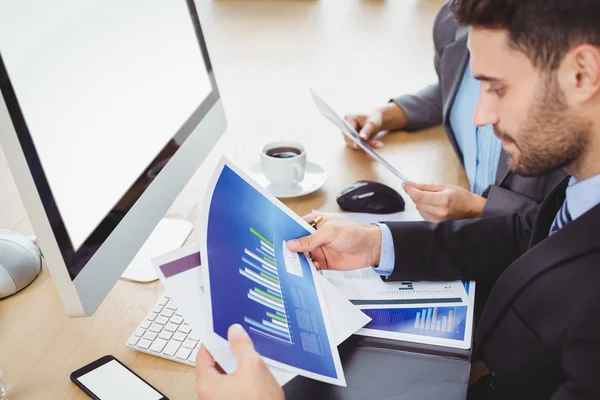 Businessman analyzing graph — Stock Photo, Image