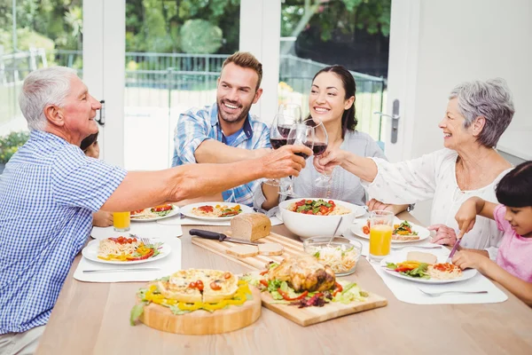 Familie stößt auf Rotwein an — Stockfoto