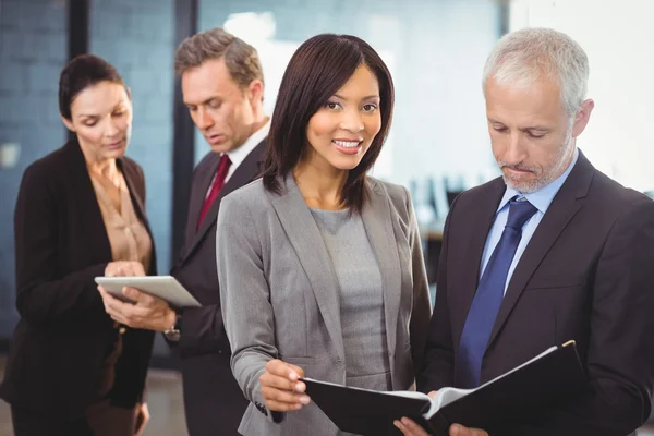 Equipo de empresarios que interactúan — Foto de Stock