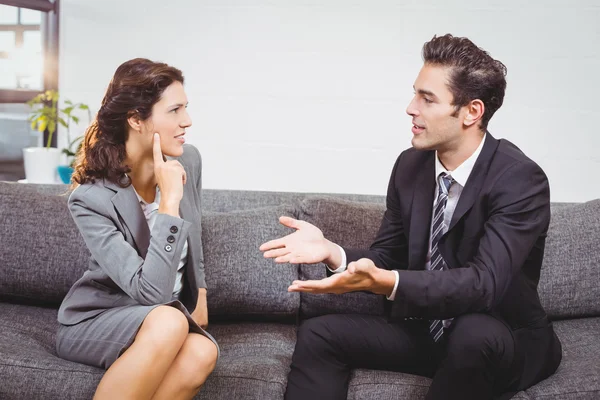 Empresários discutindo no escritório — Fotografia de Stock