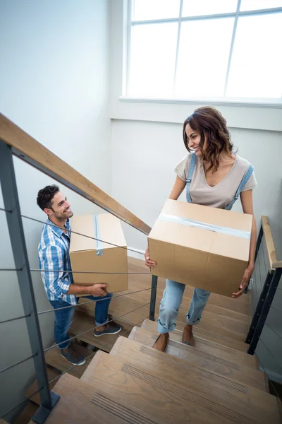 Pareja sosteniendo cajas de cartón —  Fotos de Stock