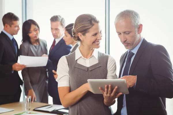 Empresario y mujer de negocios usando tableta digital —  Fotos de Stock