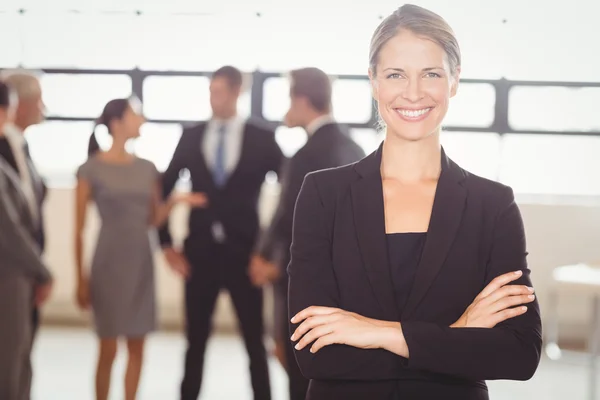 Femme d'affaires souriant à la caméra — Photo