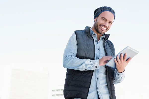 Homme utilisant une tablette numérique — Photo