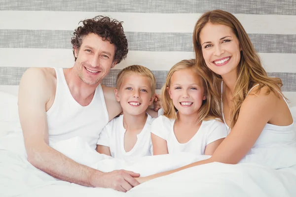 Сім'я відпочиває на ліжку — стокове фото