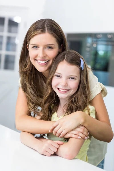 Moeder en dochter permanent thuis — Stockfoto