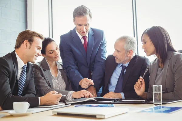 Empresarios en sala de conferencias — Foto de Stock