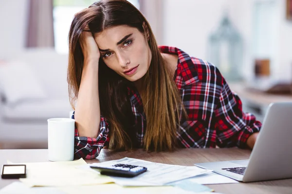 Frustrated young woman with laptop — Stock Photo, Image