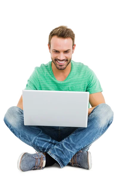 Homem usando laptop — Fotografia de Stock