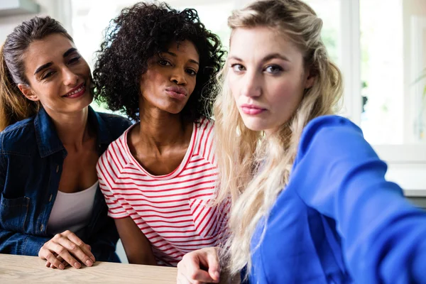 Amigas puckering labios — Foto de Stock