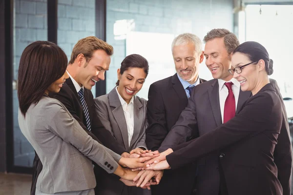 Empresarios manos apiladas entre sí — Foto de Stock