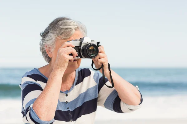 Starší žena focením — Stock fotografie