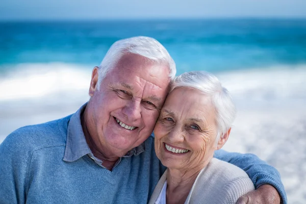 Söt äldre par embracing på stranden — Stockfoto