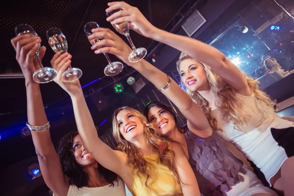 Hezké holky drží šampaňské — Stock fotografie