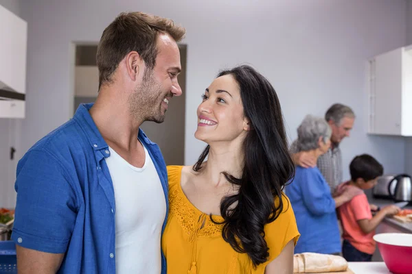 Uomo e giovane donna in piedi in cucina — Foto Stock