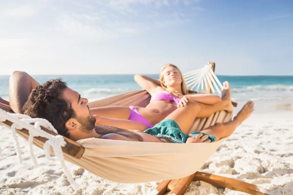 Pareja acostada en hamaca — Foto de Stock