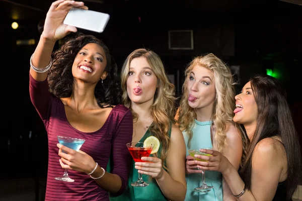 Amigos felizes tirando uma selfie — Fotografia de Stock