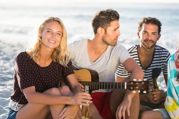 Amigos bebiendo cerveza y tocando la guitarra — Foto de Stock