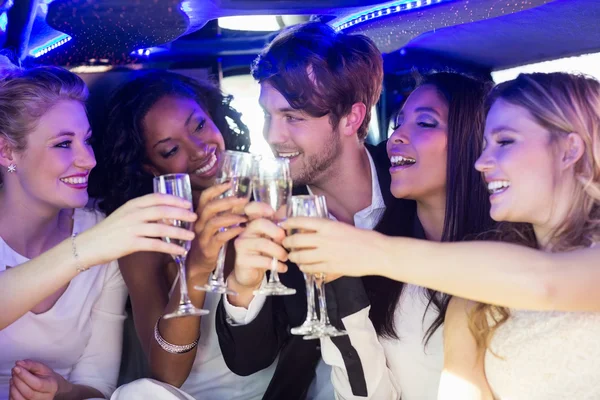 Happy vänner dricka champagne — Stockfoto