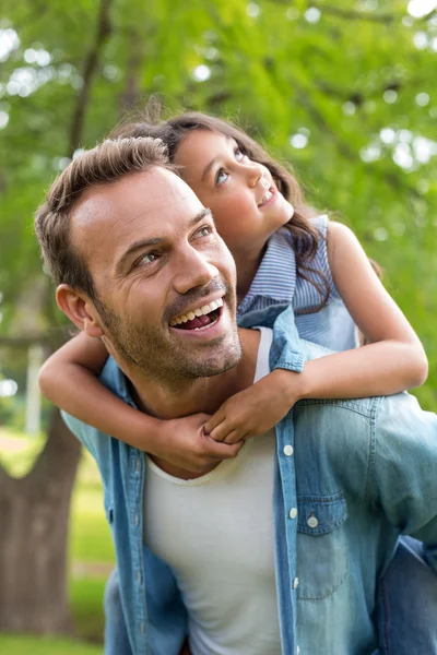 Father giving piggyback ride to daughter — Stock Photo, Image