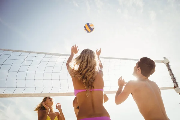 Amigos jugando voleibol playa — Foto de Stock