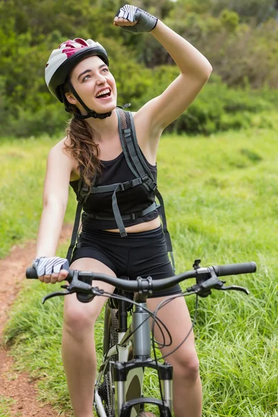 Usmívající se žena na kole — Stock fotografie
