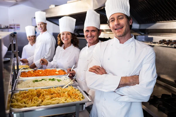 Chefs de pé em bandejas de serviço — Fotografia de Stock