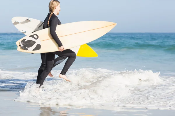 바다 쪽으로 실행 하는 서핑 보드와 여자 — 스톡 사진