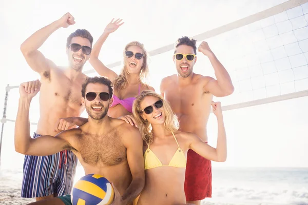 Des amis qui réussissent après avoir joué au volleyball — Photo