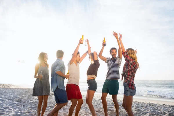 Happy vänner dansa tillsammans — Stockfoto