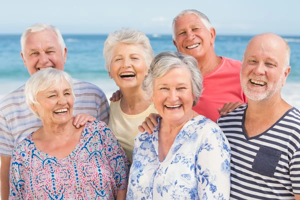Portret van senior vrienden op het strand — Stockfoto