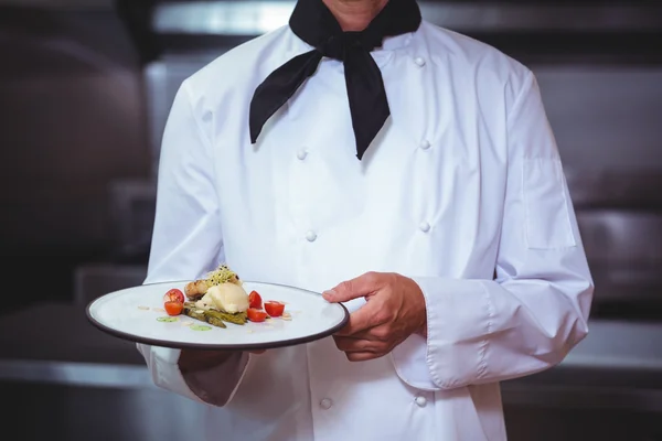 Stolt kock håller en tallrik — Stockfoto