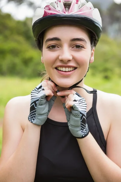 Femme souriante ouvrant son casque — Photo