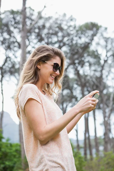 Woman using her smartphone — Stock Photo, Image