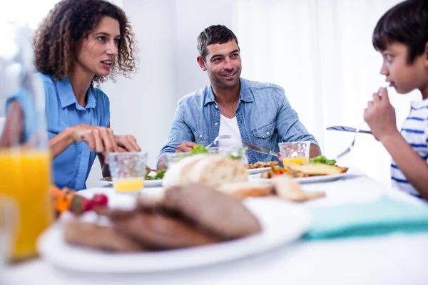 Familjen sitter vid frukostbordet — Stockfoto