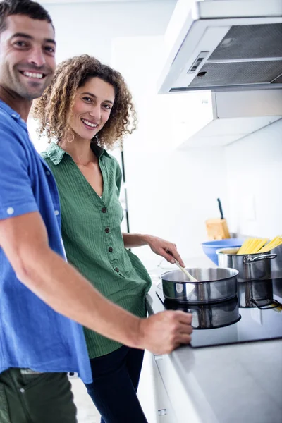 Portrait of couple cooking in kitchen — Stock Photo, Image