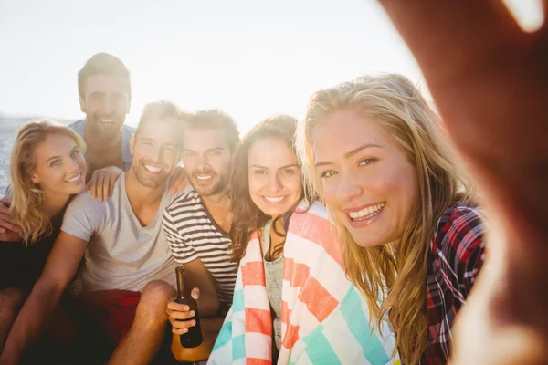 Glada vänner att ta selfie med smartphone — Stockfoto